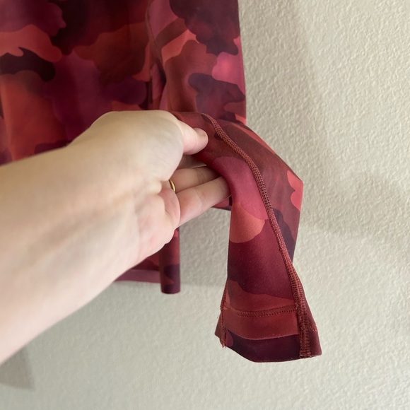 Athleta Pinnacle Cropped Hoodie Mantra Print Red Camo Women’s Size Small Nylon - Picture 8 of 11